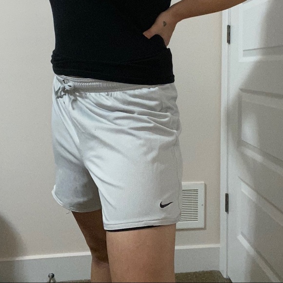 2/25$ Nike 2 sides shorts - Picture 2 of 2